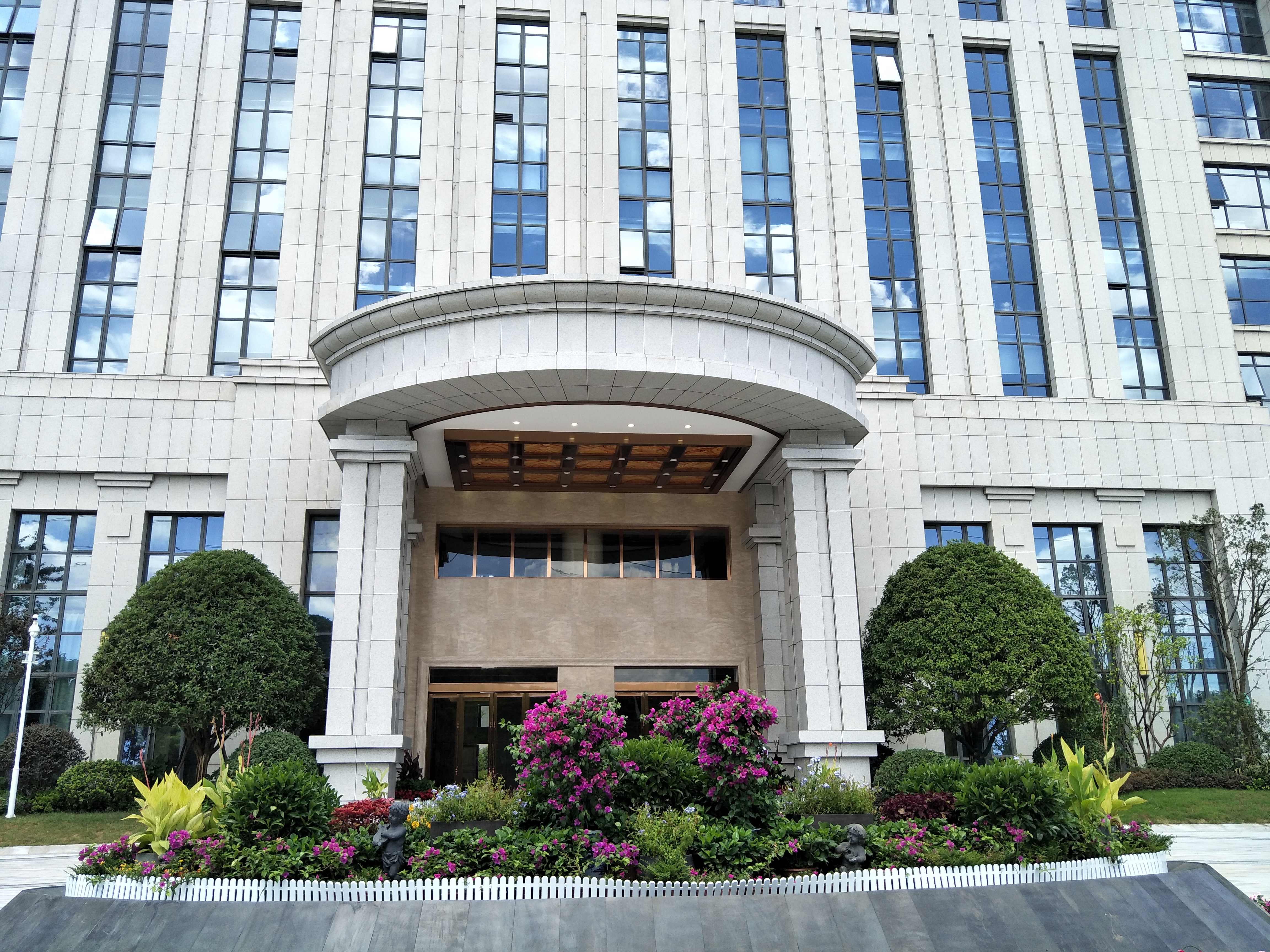 2、公司前坪1