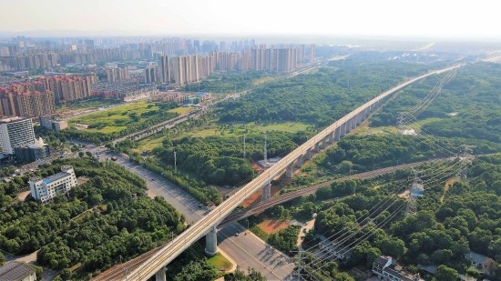 常益长高铁箱梁“制运架”.jpg
